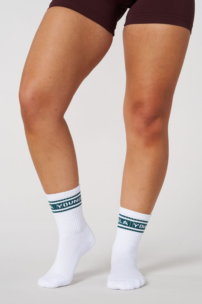 W638 - Elevate crew socks for Women With a compressive feel that hugs your foot and a classic crew height.