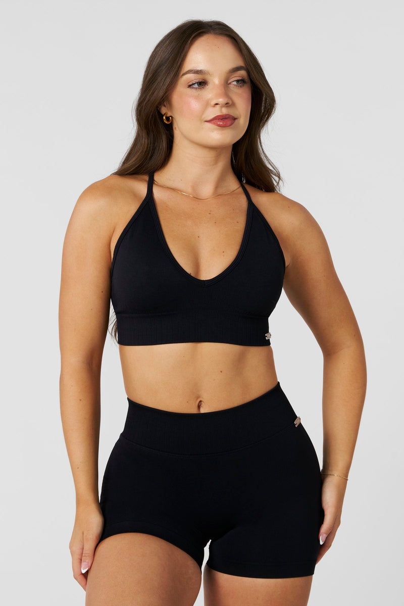 W367 - Sculpt Seamless Plunge Bra - Medium Impact Bra — ultra-soft seamless design with a flattering deep V-neckline and removable padding for adjustable support in colour Black.