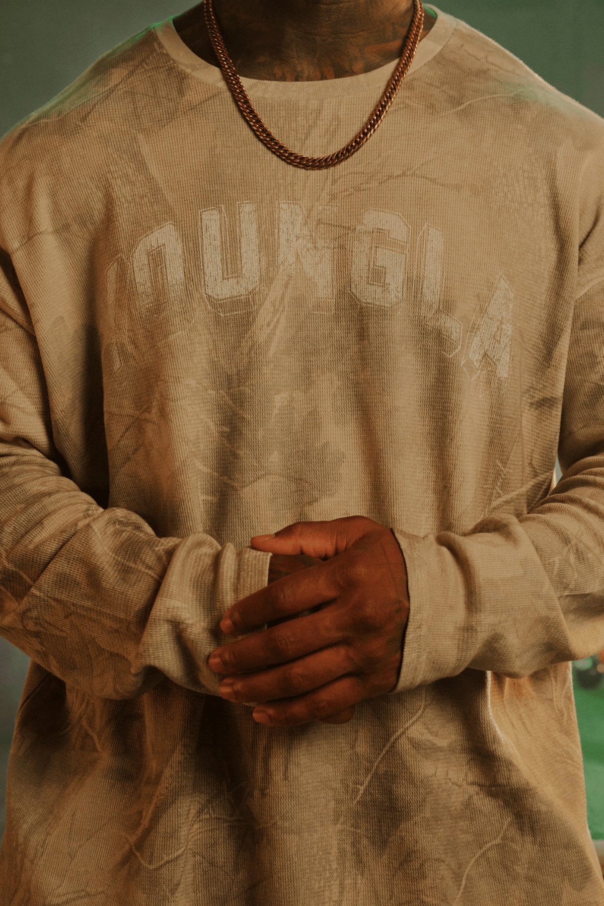 8054 - Thin Thermal Longsleeves relaxed fit for mens with lightweight thermal features a soft, breathable knit in colour Beige Tree Camo - Close view