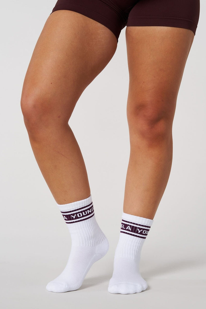 W638 - Elevate crew socks for Women With a compressive feel that hugs your foot and a classic crew height.