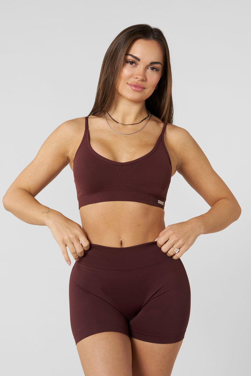 W368 - Sculpt Seamless Twist Bra - Medium Impact Bra – seamless fabric, twisted back detail, removable padding, smooth second-skin feel for yoga, pilates, and light training in Burgundy.