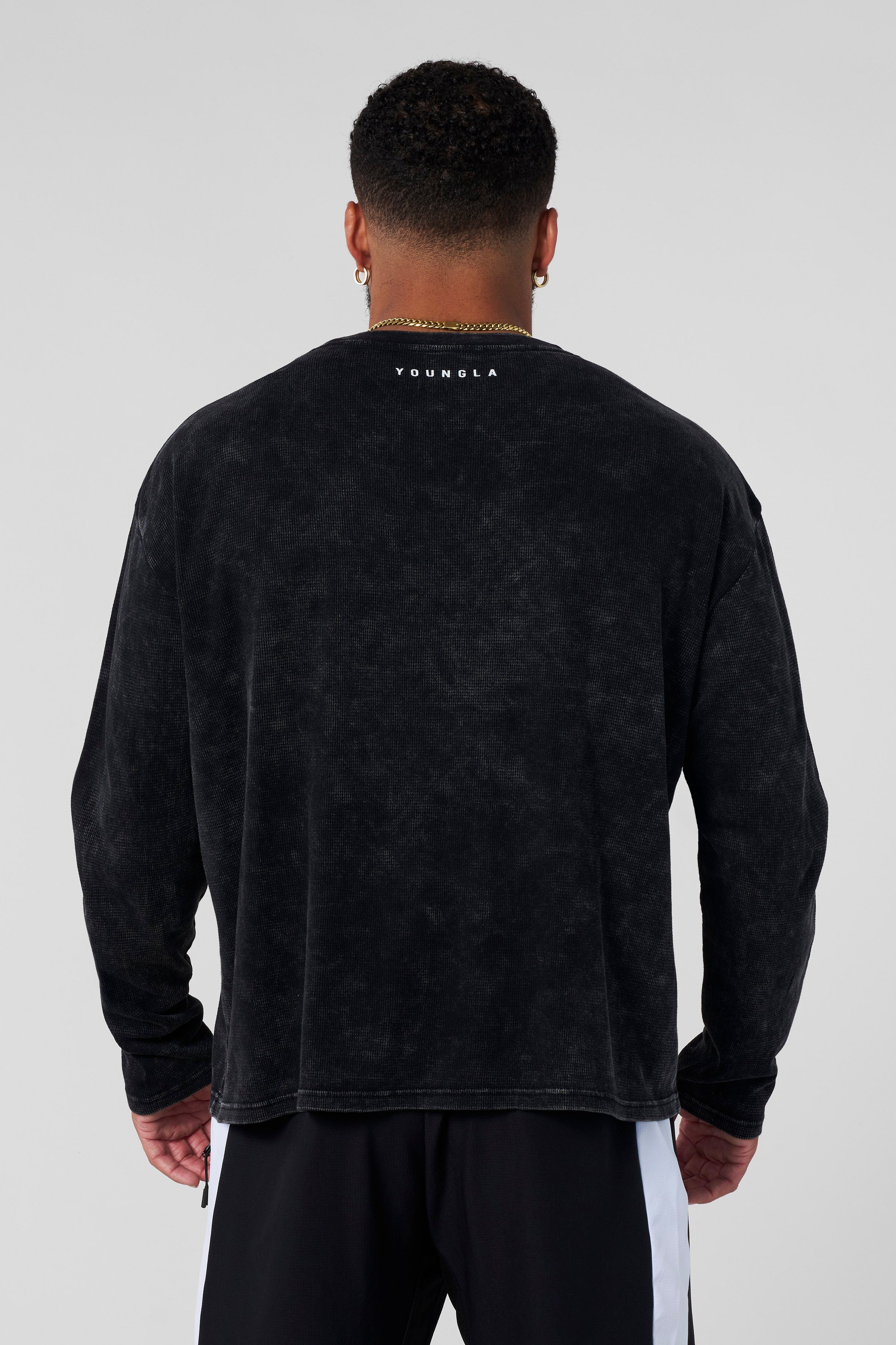 8047 – Gold’s Gym Thermal Longsleeves for men: warm, comfortable, and breathable with a true-to-size athletic fit, perfect for training or casual wear in color Black wash