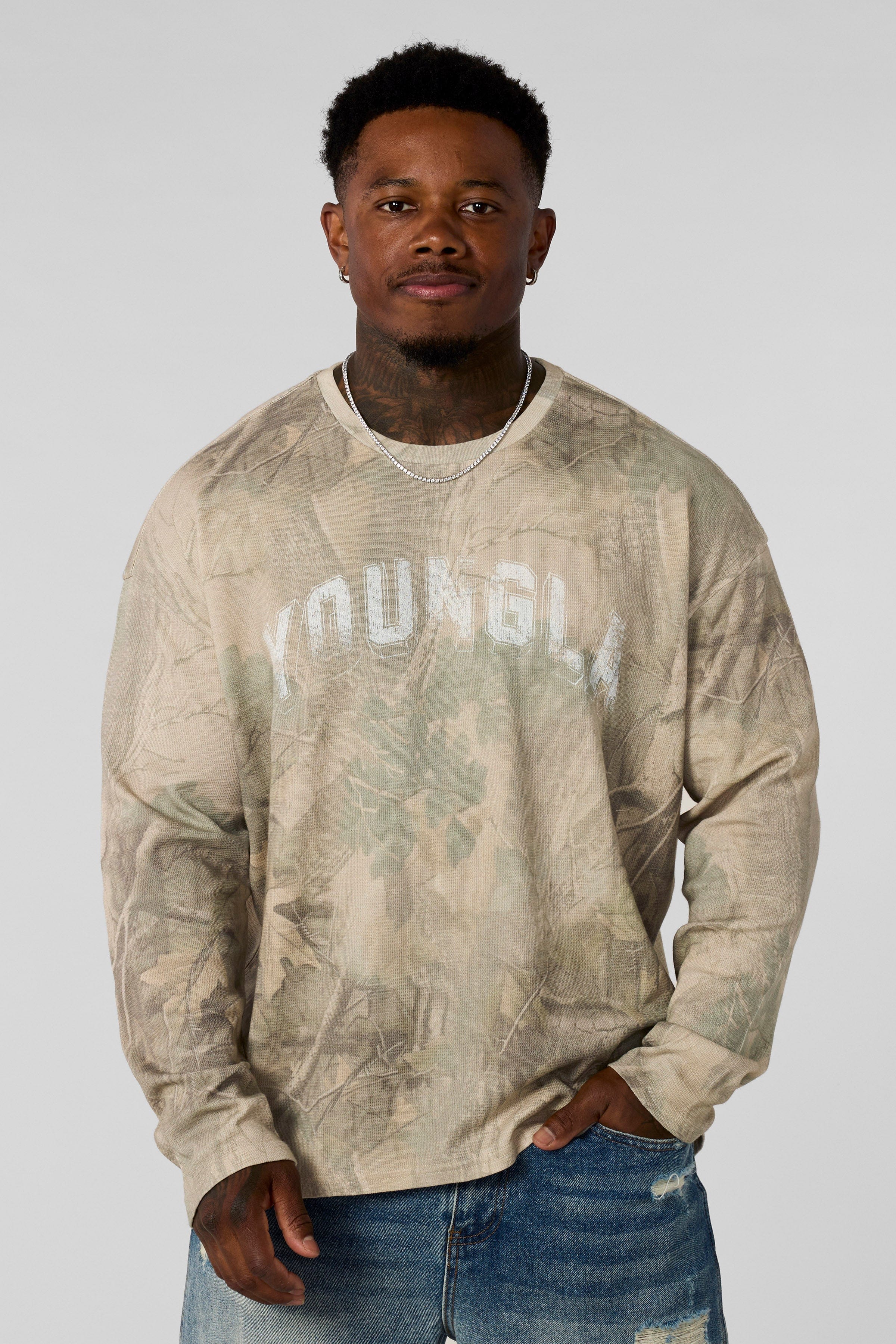 8054 - Thin Thermal Longsleeves relaxed fit for mens with lightweight thermal features a soft, breathable knit in colour Beige Tree Camo