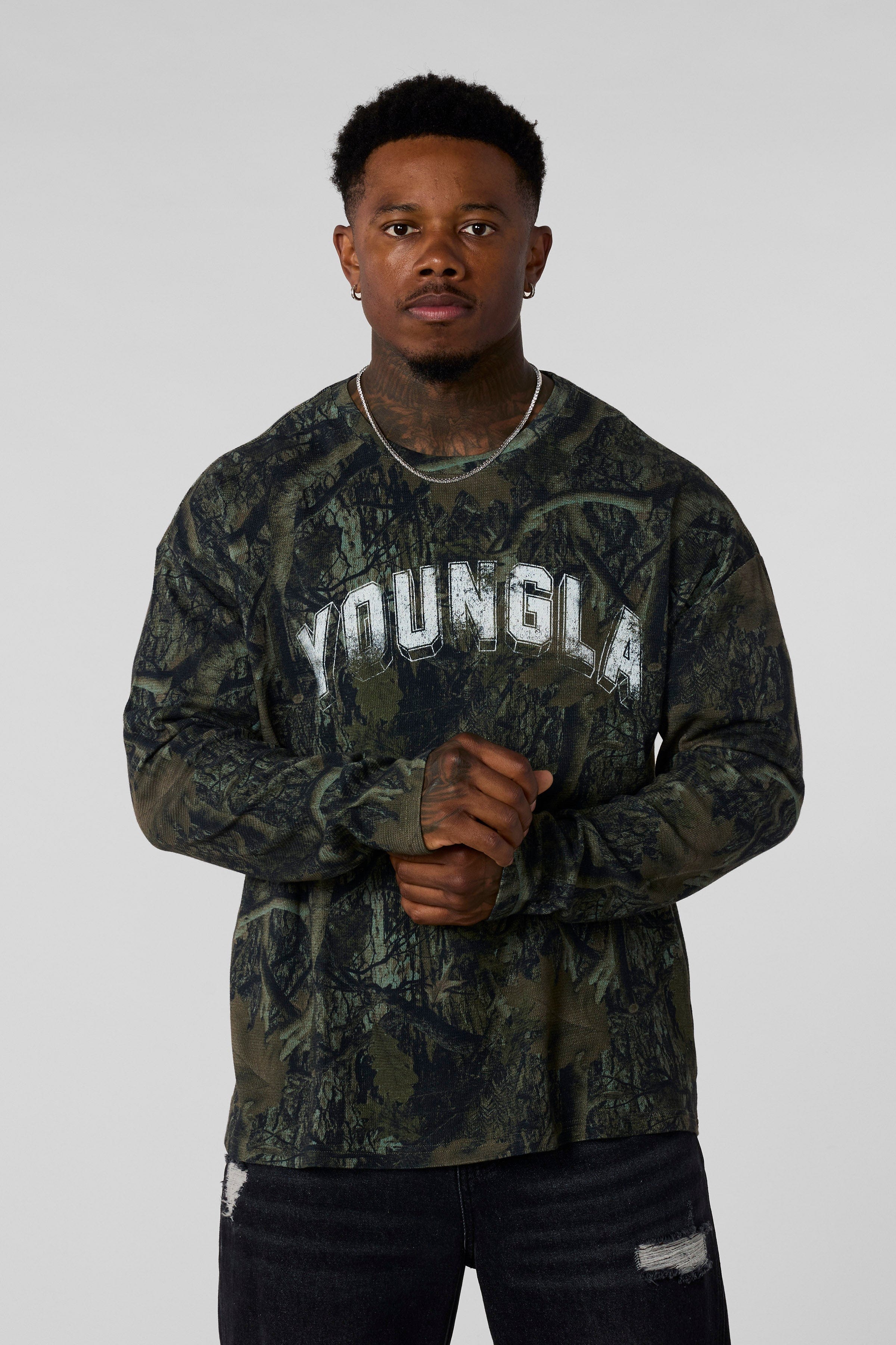 8054 - Thin Thermal Longsleeves relaxed fit for mens with lightweight thermal features a soft, breathable knit in colour Dark Tree Camo